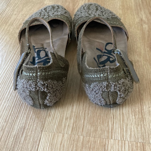 OTBT 6.5 Kalamazoo Taupe Closed Toe All Day Comfort Shoes - Picture 7 of 12